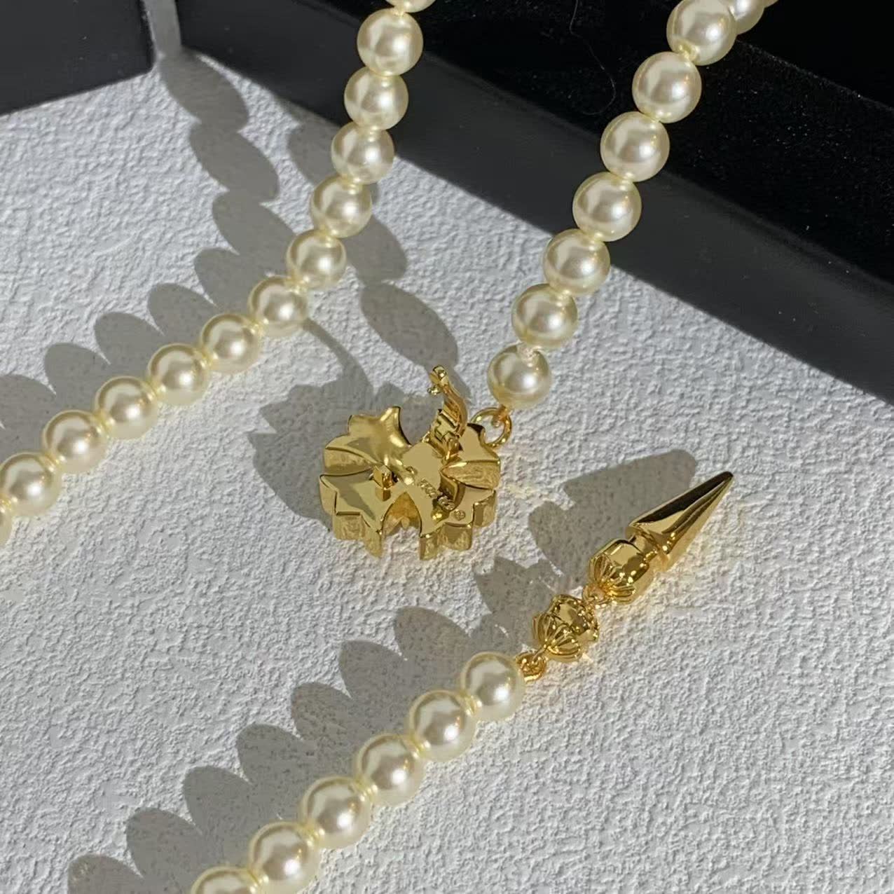 Chrome Hearts Elegant Pearl Necklace with Gold Clasp